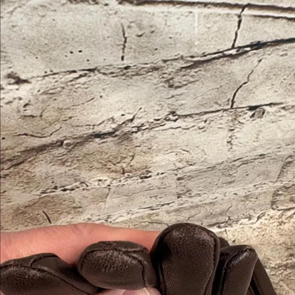 Isotoner Classic Brown Leather Gloves - Picture 5 of 8